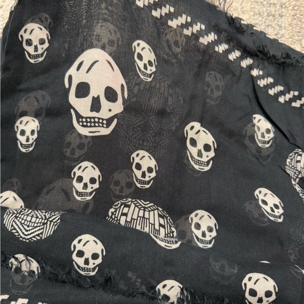 Alexander McQueen Black Skull Scarf - Picture 8 of 10